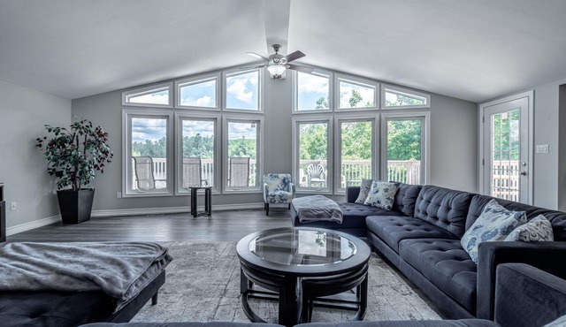 7 bedrooms, 2 kitchens, large deck overlooking lakefront cottage. Max 14 persons