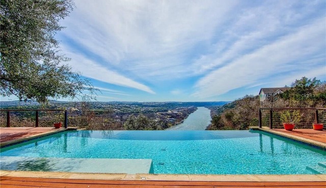 7 Bedrooms 5 full bath & 2 1/2 Bath Lake Austin Estate