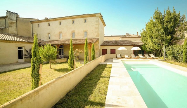 7 bedrooms - 7 bathrooms.1h from Bordeaux. Heated pool