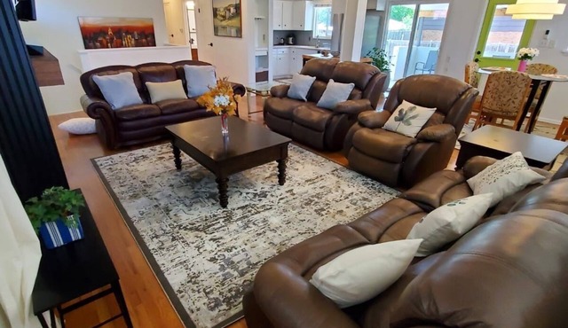 7 bedrooms, 8 beds and 4 bathroom family house in Denver.