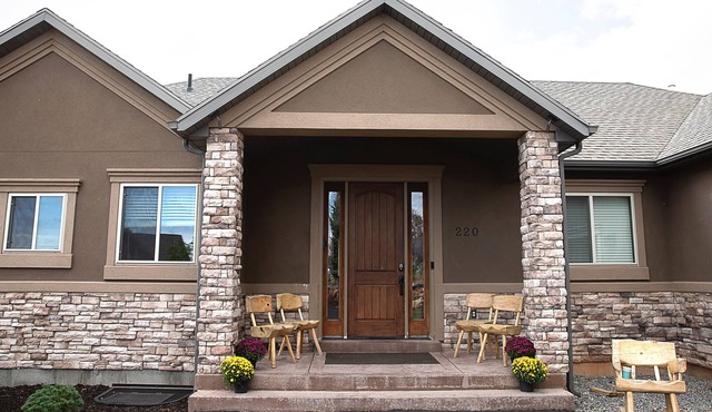 7 Bedrooms Lake/Mountain views, Hot Tub, Theater room. Great for all seasons