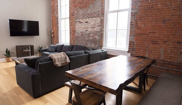 7 Beds off Georgia Street Near Convention Center