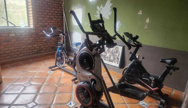 7 BR/6 BA Famuily Compound on 100 Hectare Ranch!