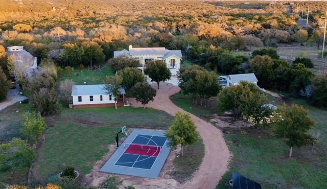 7 BR Gated Compound | Sleep 26 | Pool | Pickleball Court