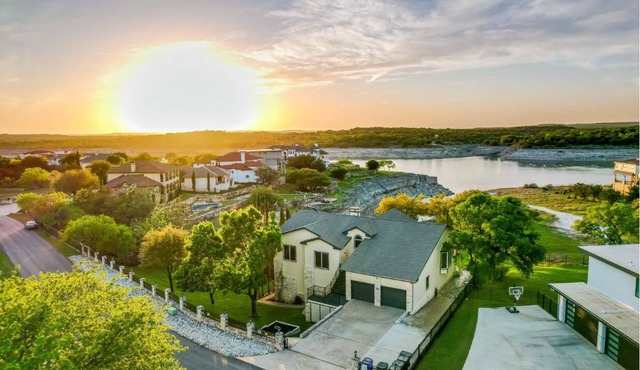 7 BR Lakefront Estate-sleeps 14 adults+6/8 kids,boat dock,cliff jump+kayaks