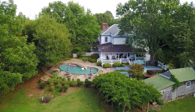 7 BR Manor - Central to the Eastern Seaboard. 9 private sleeping areas.
