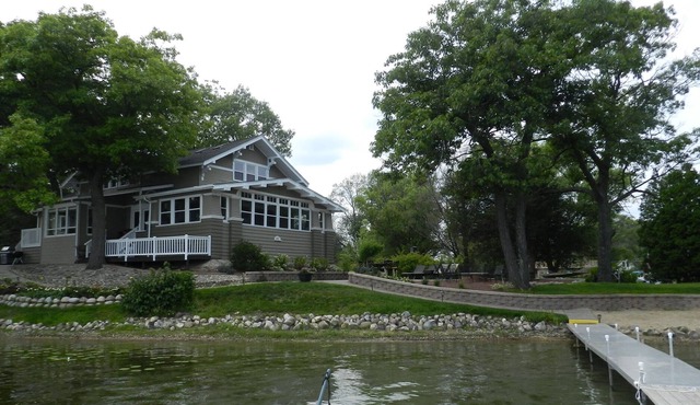 7 BR Retreat Lake Estate - 3 Huge Family Rooms *Sleeps 22 in Beds*