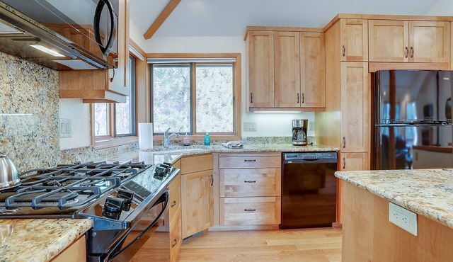 7 Cedar - Gorgeous & Peaceful! Hot Tub, A/C, SHARC Passes, Bikes