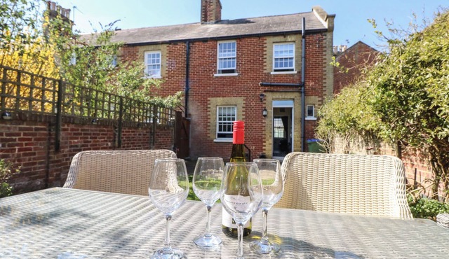 7 COASTGUARD COTTAGES, family friendly, with a garden in Bognor Regis