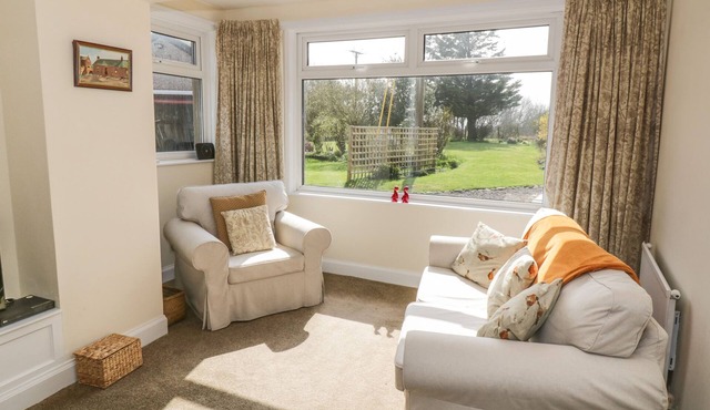 7 CUMMERTREES, pet friendly, with a garden in Annan