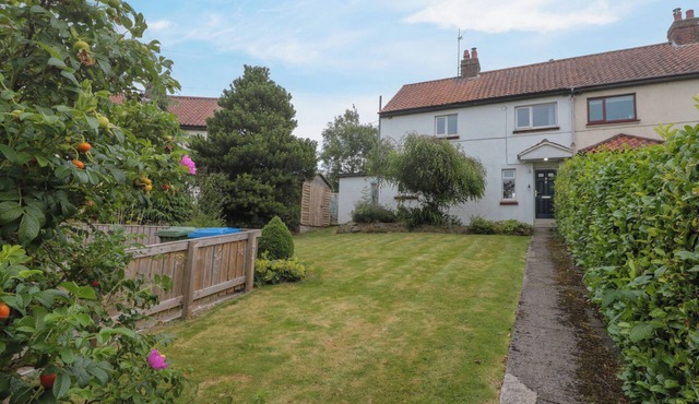 7 DALE END, pet friendly, character holiday cottage in Danby