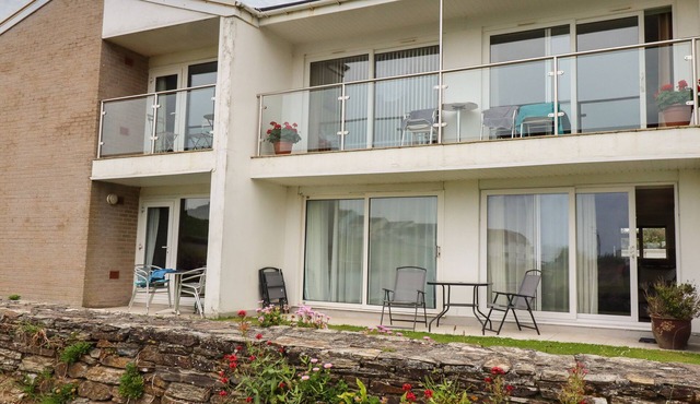 7 EUROPA COURT, pet friendly, country holiday cottage in Mawgan Porth