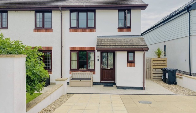 7 HARLYN COTTAGES, pet friendly, with a garden in Harlyn, Cornwall