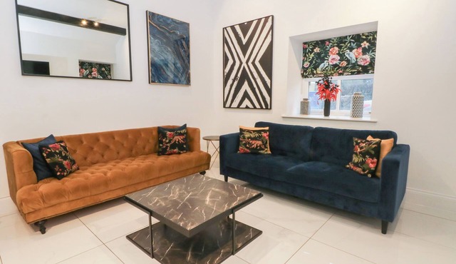 7 HOLLY BARN, pet friendly, with a garden in Garstang