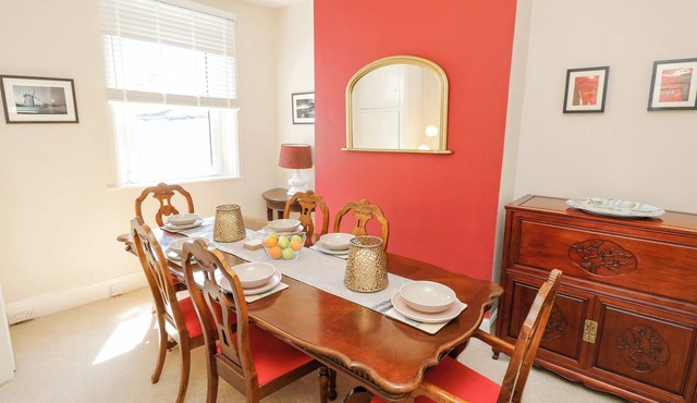 7 HOPE ROAD, pet friendly, country holiday cottage in Shanklin