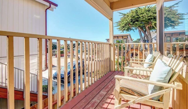 7 Houses from the Ocean - Pleasure Point Surf!