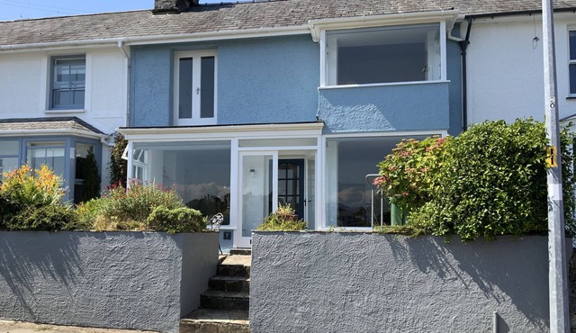 7 IVY TERRACE, family friendly, with a garden in Borth-Y-Gest
