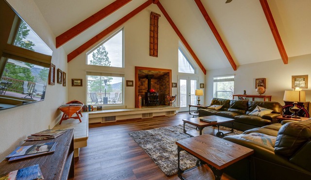 7 Mi to Bass Lake! Spacious 'Mudge Ranch Retreat'