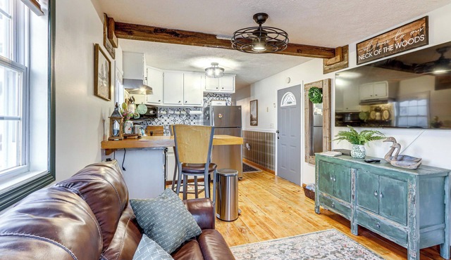 7 Mi to Carters Lake: Cabin w/Pond & Pedal Boat!