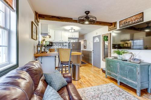 7 Mi to Carters Lake Cabin with Pond and Pedal Boat!