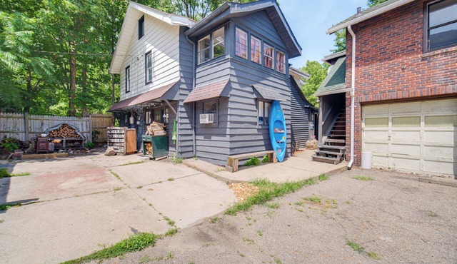 7 Mi to Cuyahoga Valley NP: Walkable Apt!