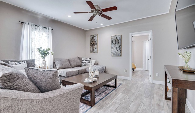 7 Mi to Downtown: East Los Angeles Apartment