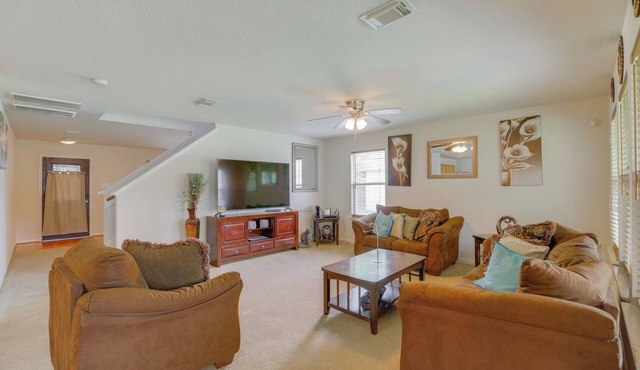 7 Mi to Downtown Baytown: Spacious Home w/Yard
