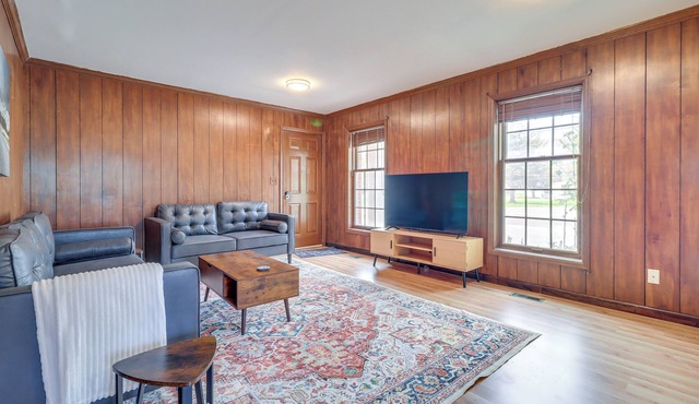 7 Mi to Downtown: Cozy West Toledo Apt w/Yard