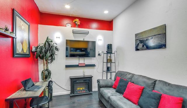 7 Mi to Downtown Dallas: WFH-Friendly Studio