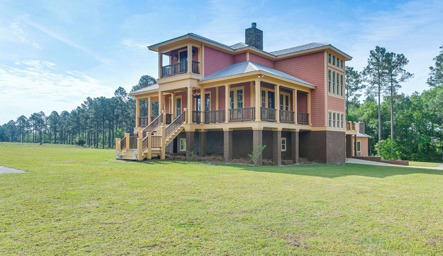 7 Mi to Downtown Fitzgerald: Spacious Home w/Deck