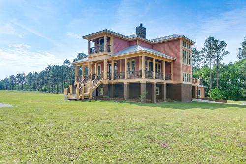 7 Mi to Downtown Fitzgerald Spacious Home with Deck