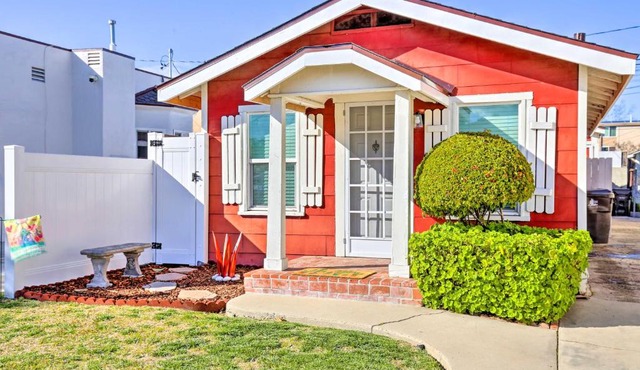 7 Mi to Downtown Long Beach Bungalow with Patio!