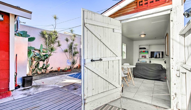 7 Mi to Downtown: Long Beach Bungalow w/Patio!