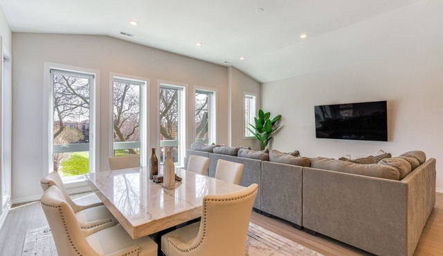 7 Mi to Downtown: Luxe Chicago Condo