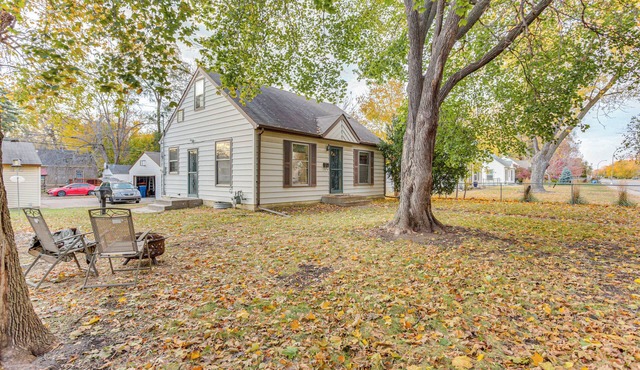 7 Mi to Downtown Minneapolis: Home w/Fire Pit!