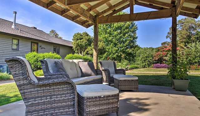 7 Mi to Downtown Morganton: Cabin w/Fire Pit!