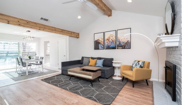 7 mi to DT✔house in 3B/2B✔2 king beds ❄shaded patio❤️pet friendly& garage park