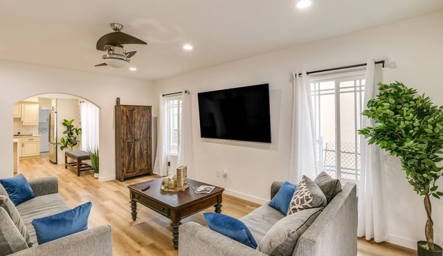 7 Mi to Dtwn! Modern Retreat in East Los Angeles