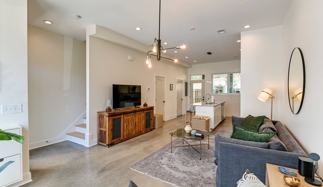 7 Mi to Dtwn Nashville: Modern Madison Townhome