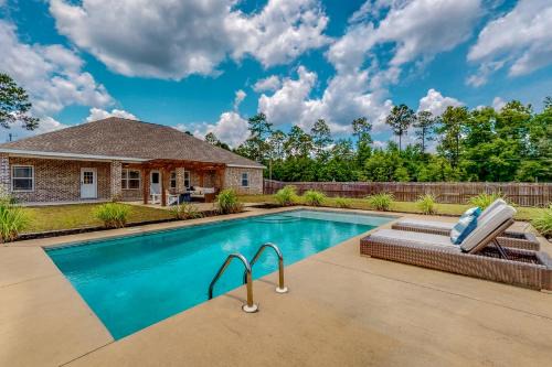 7 Mi to Emerald Coast Zoo! Poolside Paradise