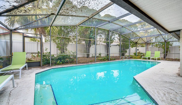 7 Mi to Gatorland: Retreat w/Pool & Elliptical