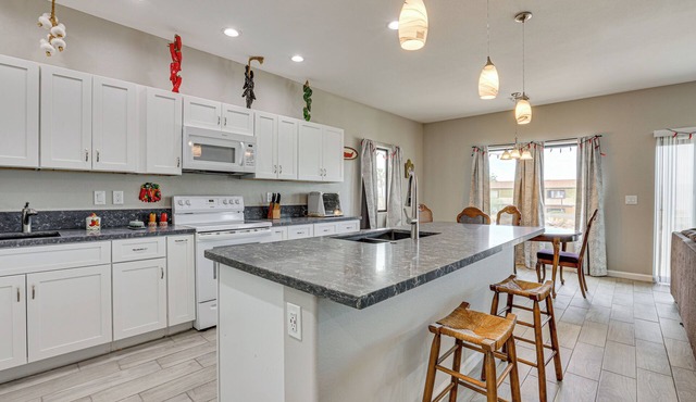7 Mi to Golf: Mtn-view Retreat in Bullhead City