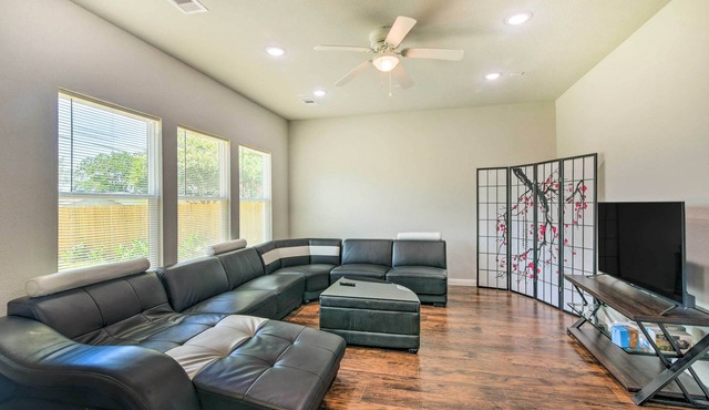 7 Mi to Gulf: Family Home w/Yard in Texas City