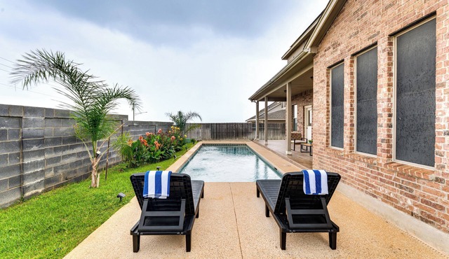 7 Mi to Lake Casa Blanca: Laredo Family Home!