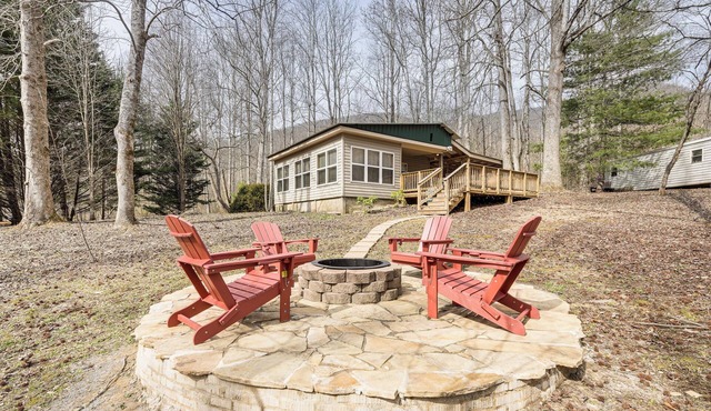 7 Mi to Lake Chatuge: Creekside Cabin w/Decks!