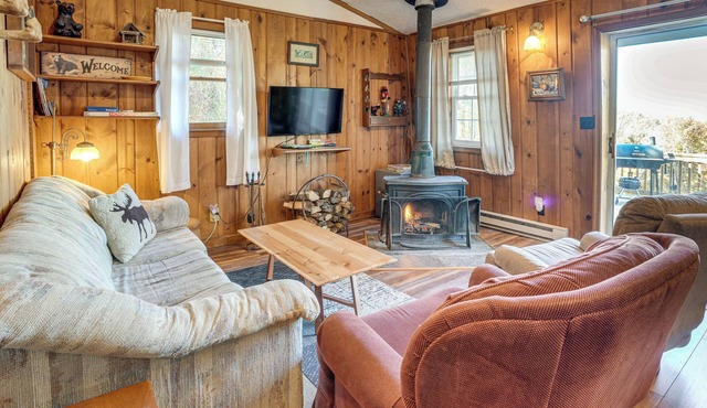 7 Mi to Main Street: Cabin w/Deck in Stanley!