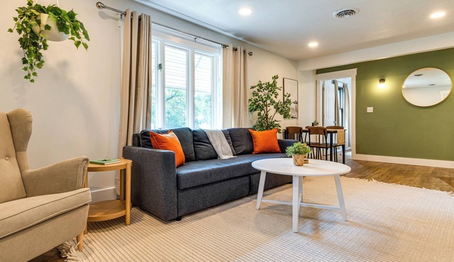 7 Mi to Mounds State Park: Indiana Home w/Porch!