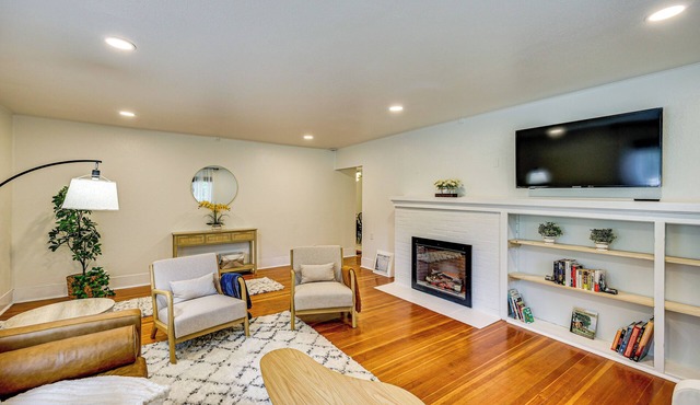 7 Mi to Mt Rainier NP: Home w/Private Hot Tub!