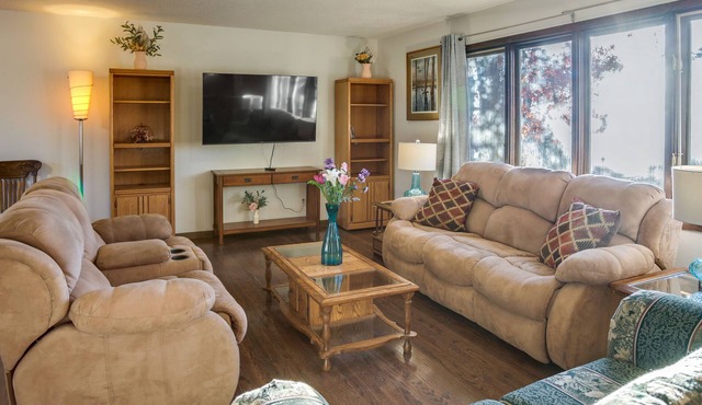 7 Mi to Munsinger Gardens: Sartell Home w/Deck