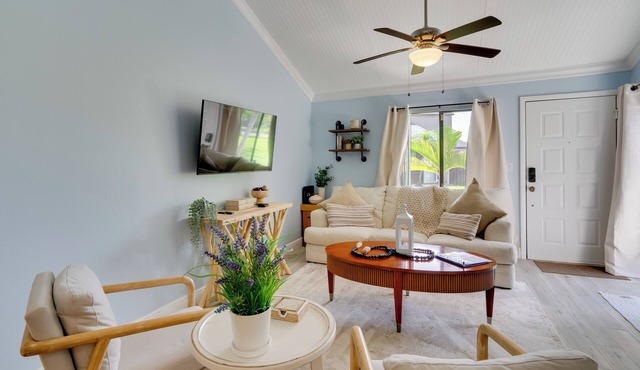 7 Mi to River District & Beach: Fort Myers Retreat